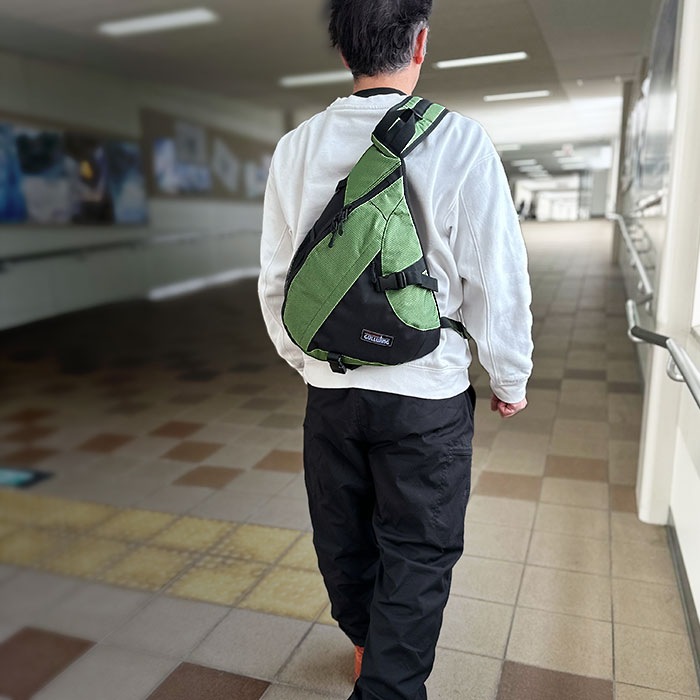 ワンショルダー リュック ボディバッグ メンズ 軽量 斜めがけ 縦型  三角 スリングバッグ アウトドア フェス おしゃれ GULLWING KBN42595