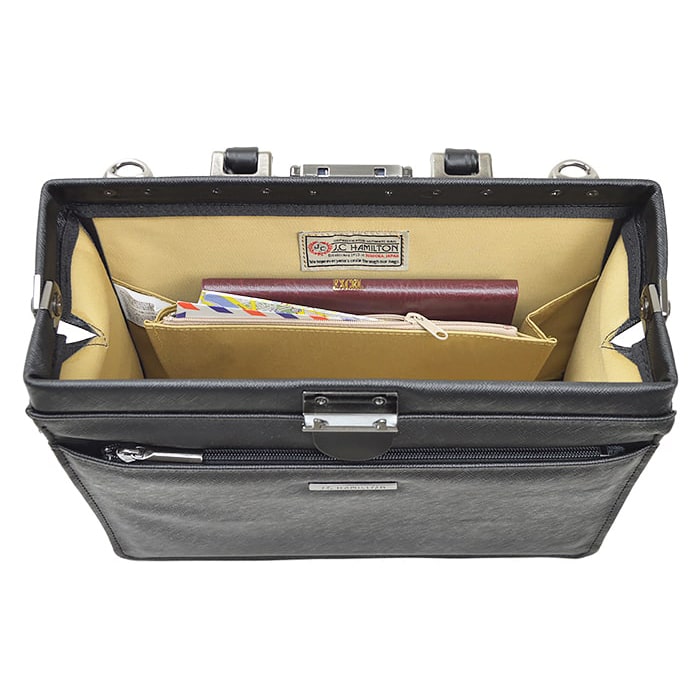 【sold out】口枠 ダレスバッグ ビジネスバッグ 日本製 豊岡製鞄 牛革 本革 レザー メンズ B5 角シボ 取っ手 ワンタッチ錠前 通勤 黒 KBN22327 ジェイシーハミルトン J.C HAMILTON