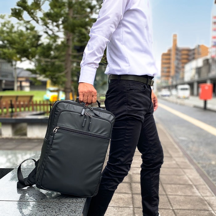 ビジネスリュック ビジネスバッグ リュックサック メンズ B4ファイル 軽量 軽い 撥水 ２層 タブレット対応 縦 縦型 黒 スクエア 通勤 通学 KBN42590
