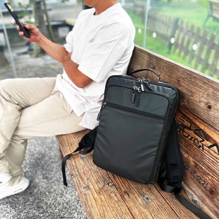 ビジネスリュック ビジネスバッグ リュックサック メンズ B4ファイル 軽量 軽い 撥水 ２層 タブレット対応 縦 縦型 黒 スクエア 通勤 通学 KBN42590