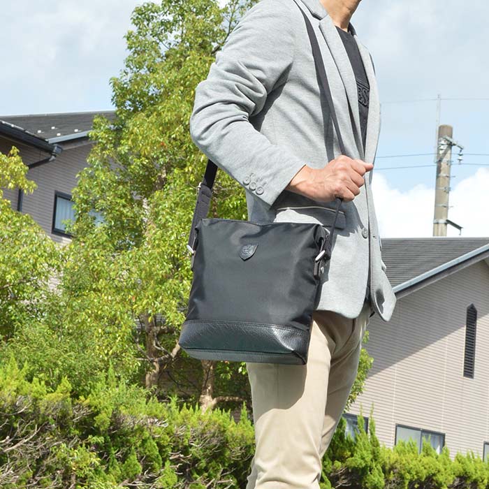 ショルダーバッグ 日本製 豊岡製鞄 メンズ B5 ナイロン 普段使い 街持ち 観光 ショッピング 黒 紺 KBN33757 ブレザークラブ BLAZER CLUB