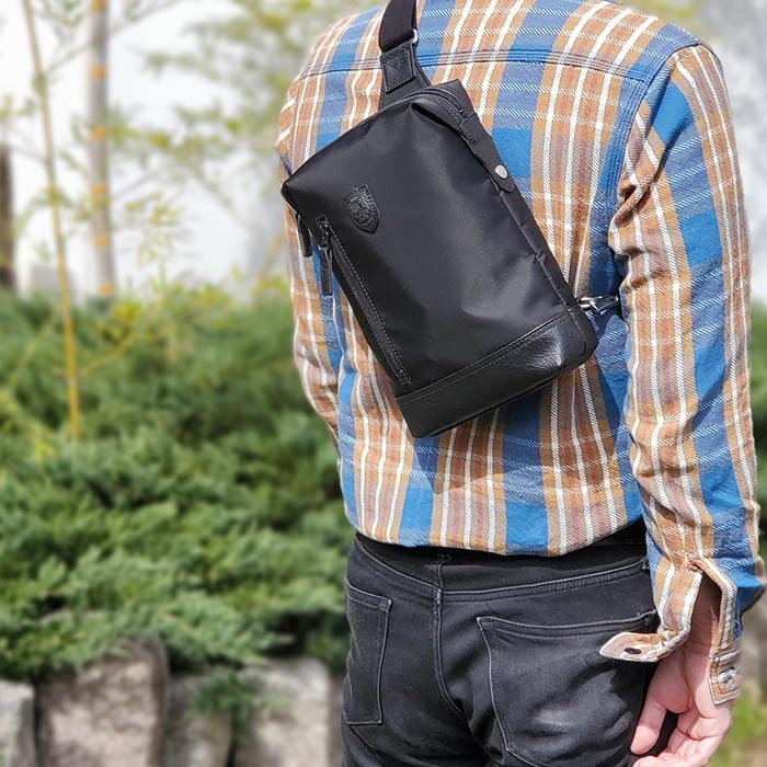 ワンショルダーバッグ ショルダーバッグ ボディバッグ 日本製 豊岡製鞄 メンズ A5ファイル 軽量 ナイロン 普段使い 街持ち 観光 ショッピング 01-黒 03-紺 KBN33758 ブレザークラブ BLAZER CLUB