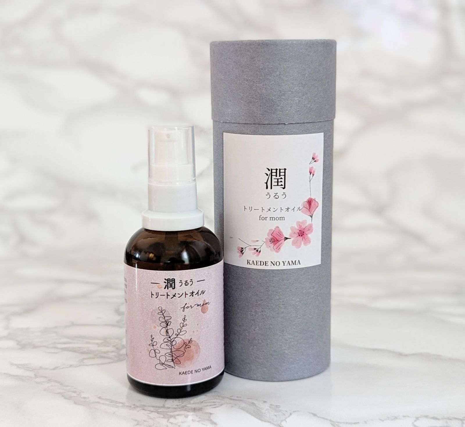 青色の菖蒲色の花言葉は「強い希望」
縁起がいいとされる円筒の容器に入っています。
冬はホホバオイルが固まりやすくなるので、円筒の中に入</p><p>れておくのもお勧めです。