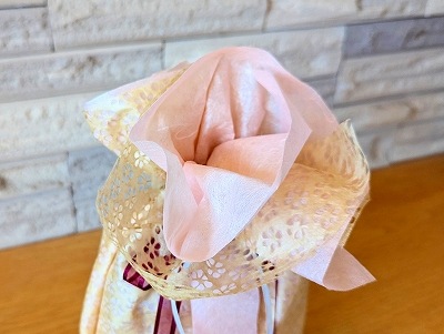 さくら色の薄紅色の和紙と透け感のある黄土色の小梅模様の和紙が、優しさと上品な美しさを引き立てます。