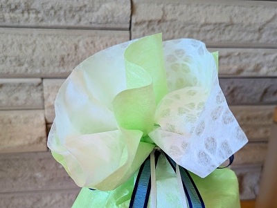 若葉色の雲竜和紙とさくら模様の白色和紙が、優雅でエレガントな印象を与えます。