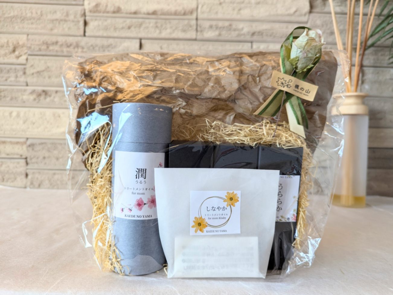 商品は、おしゃれな薄葉紙や緩衝材により品のある華やかさを演出しています。バラのお花が高級感を一層引き立てます。
（薄葉紙のお色はお任せいただいております）