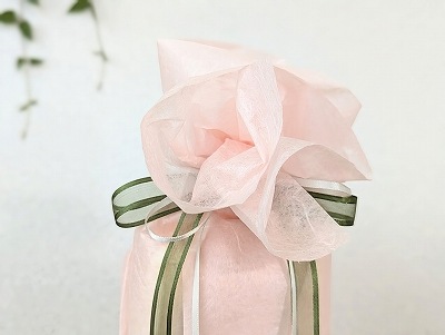 和紙でお花のようにアレンジしています。送られた方の笑顔を想像しながら、1つ1つ大切にラッピングしています。（注：手作りのため、1つ1つ形は異なります）