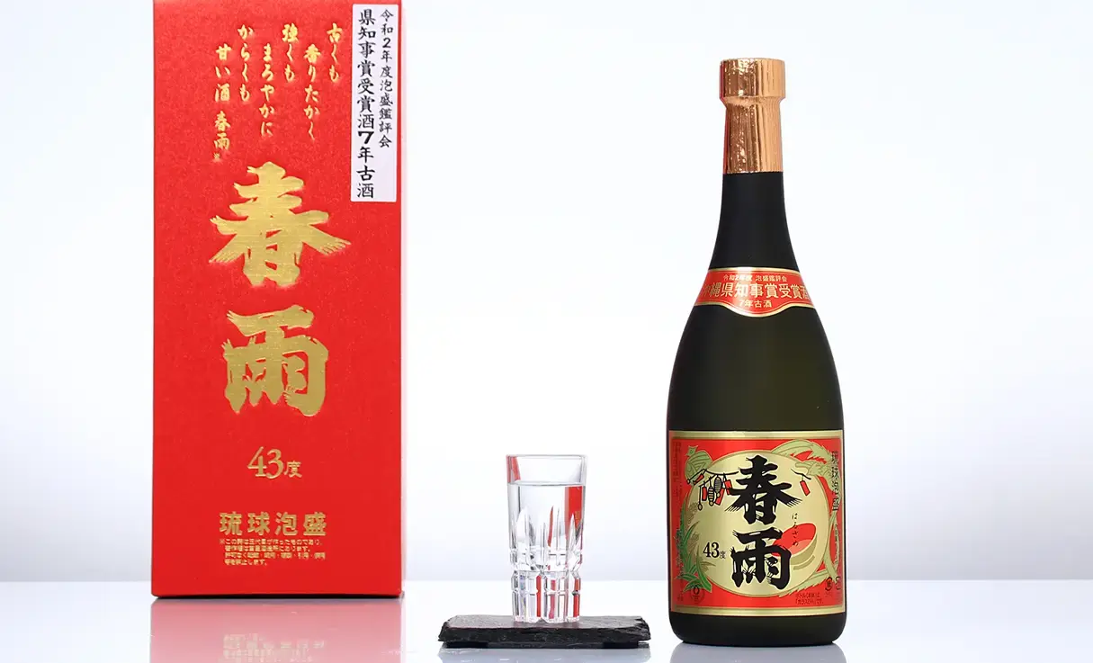 春雨 令和7年度泡盛鑑評会 沖縄県知事賞受賞酒 古酒　720ml【箱入り】 春雨 7年古酒 県知事賞 43度 720ml | 宮里酒造所（沖縄県） | -酒やの鍵本