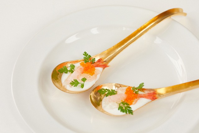 金の取り分けレンゲ(花模様入り・手作りの為、絵柄は多少異なり