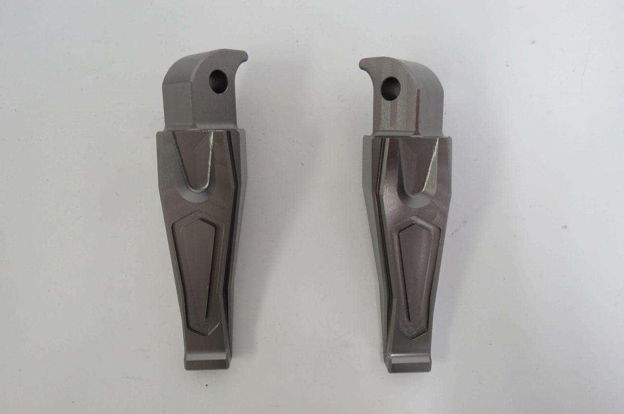 MT07 R25/3 MT25/03 MT09 TMAX NMAX用 cnc タンデムステップセット 銀