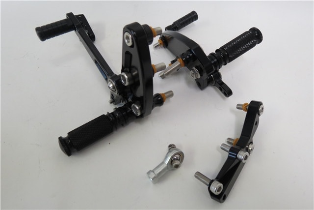 TRIUMPH Bonneville ボンネビル 2001-2015 CNC 調整式 バックステップB黒|TRIUMPH