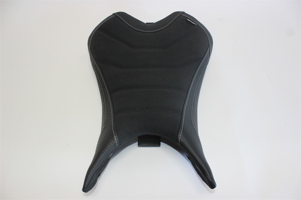 TRIUMPH用 STREET TRIPLE 765 S / R / RS 2023 以降 本体ありフロントシート ストライプ カーボン調|TRIUMPH