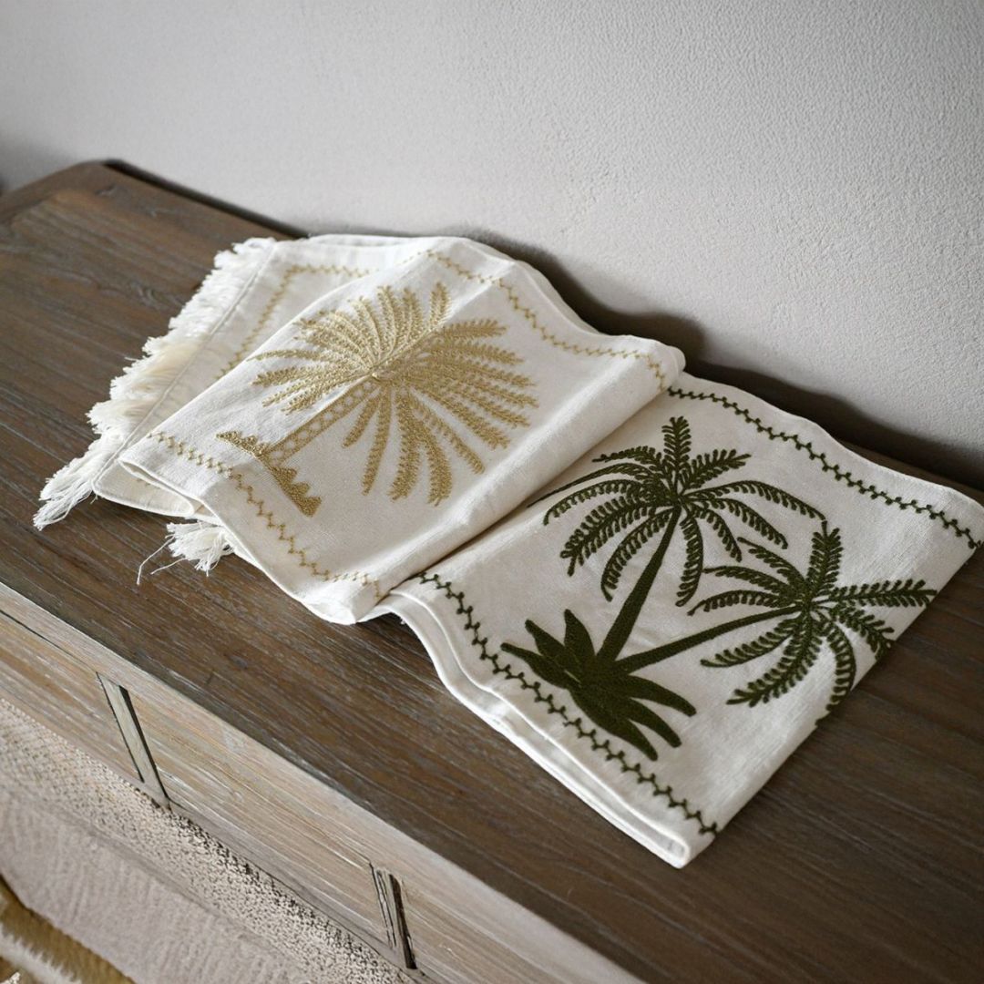 ヤシの刺繍　テーブルランナー