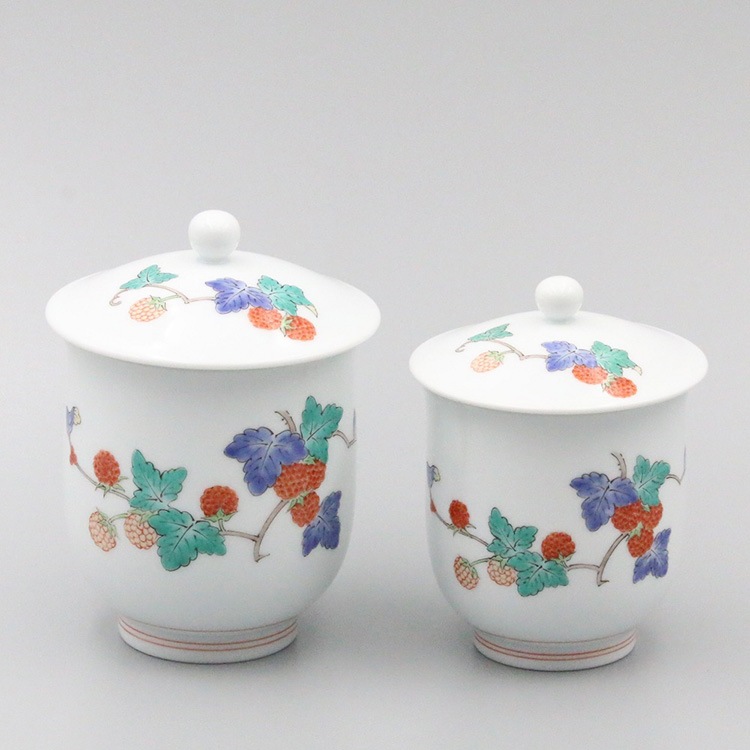 酒井田柿右衛門　湯呑み　苺文 十四代酒井田柿右衛門 『濁手 苺文 湯呑』 ｜骨董品買取 緑和堂