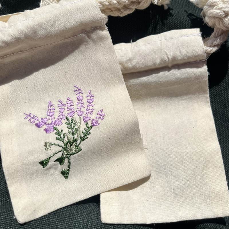 綿布クリスタルポーチ（ラベンダー刺しゅう入り）