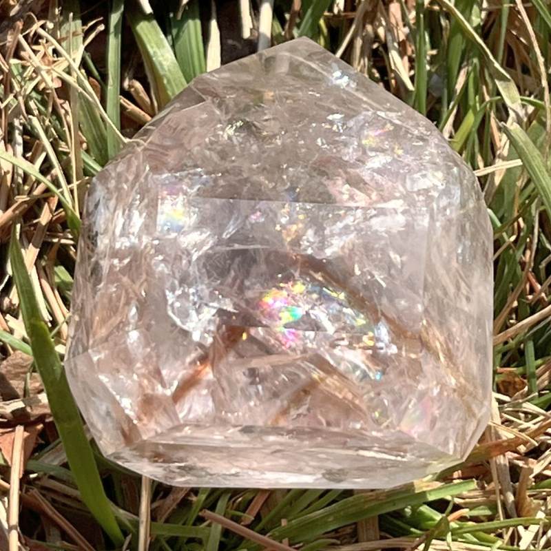 ホワイトアメシスト・オベリスク大（レインボウ・蛍光）1