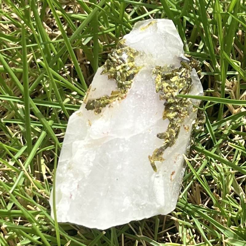 メッシーナクォーツ・ウィズ・エピドート(メロディ・コレクション）