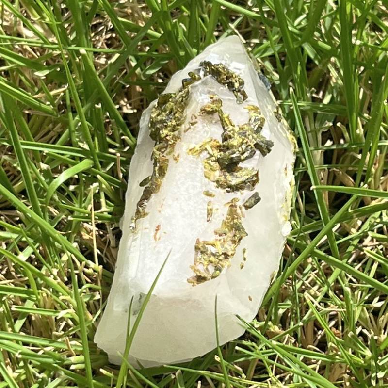 メッシーナクォーツ・ウィズ・エピドート(メロディ・コレクション）