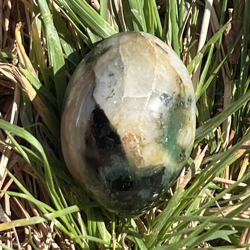 エメラルド・ウィズ・フェナカイト・ルース大（超超レア！）