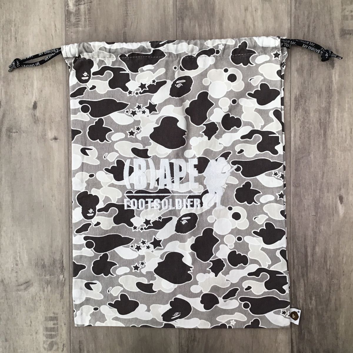 A BATHING APE カモフラージュ袋入り新品未使用 新品未使用 A BATHING APE アベイシングエイプ カモフラ 足袋 M 【公式