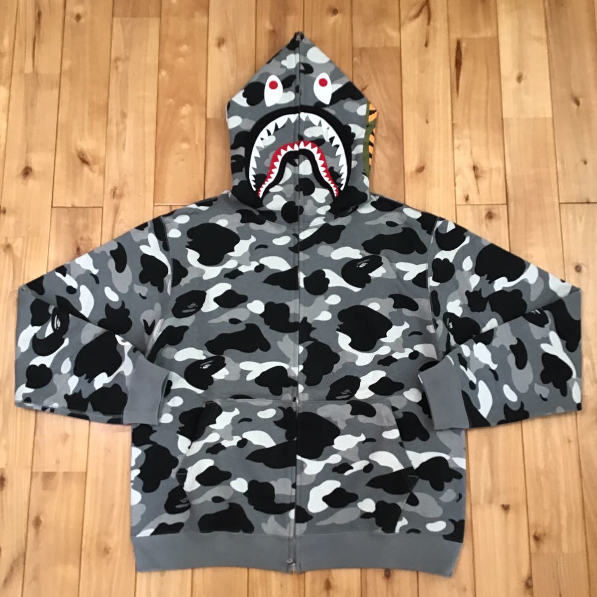 A BATHING APE シャークパーカー　Mサイズ