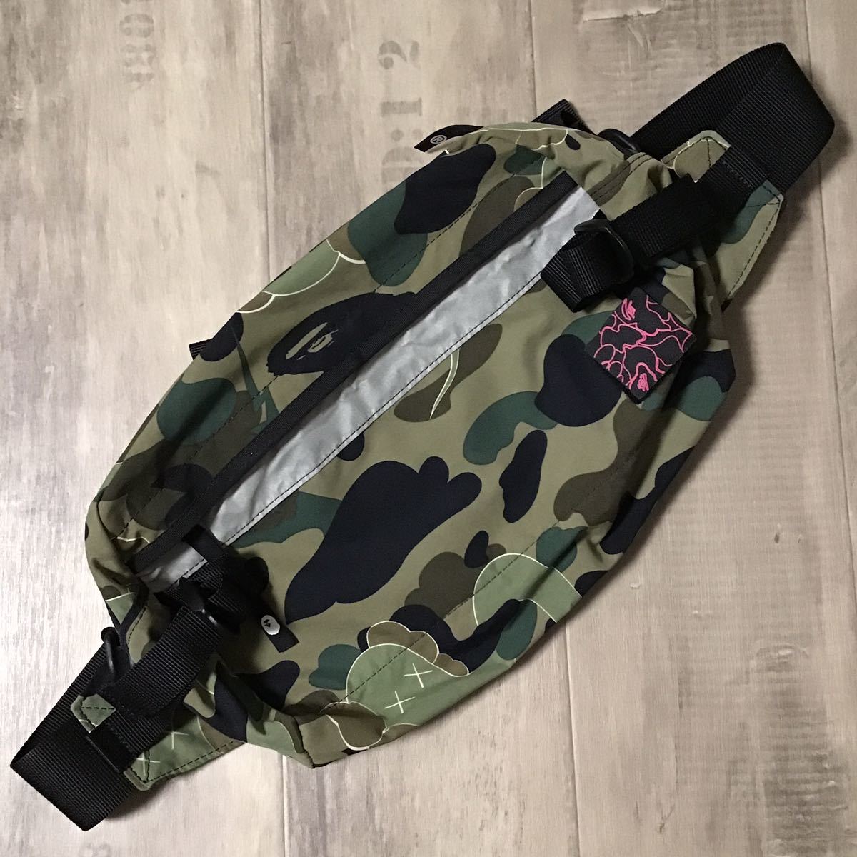 BAPE KAWS bendy 1st camo green ウエスト バッグ ☆激レア☆ KAWS bendy 1st camo green ウエスト バッグ APEE a