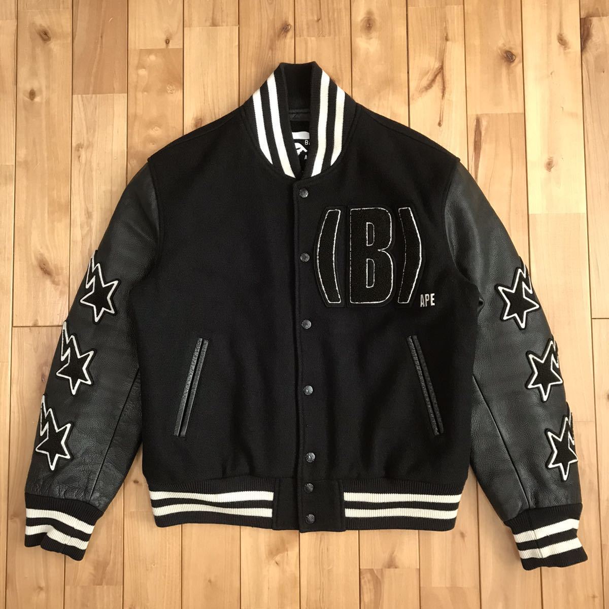 アベイシングエイプ　スタジャン　スタッフ限定　非売品　M　APE ☆非売品☆ スタッフ限定 袖レザー スタジャン Mサイズ a