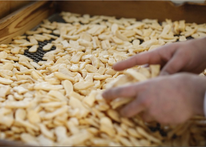 【伊奈製菓】桜えび入りあじろ（しょうゆ 110g）