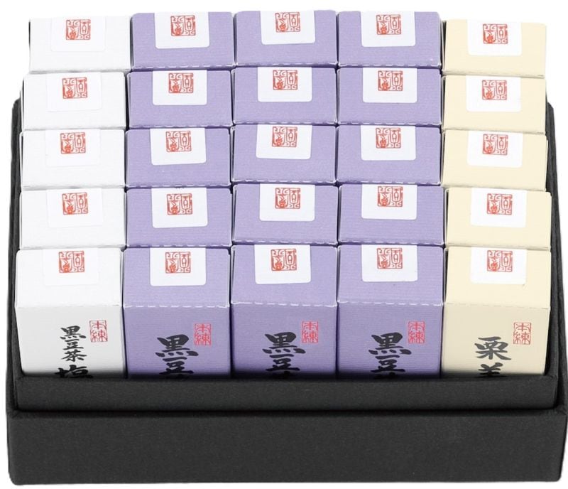 小形羊羹詰合せ 25本入り(黒豆茶羊羹15・黒豆茶塩羊羹5・栗羊羹5)の数量・のしを指定してのご購入画面へ移動します