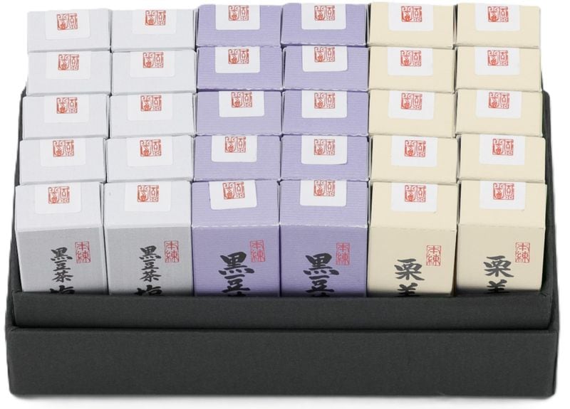 小形羊羹詰合せ 30本入り(黒豆茶羊羹10・黒豆茶塩羊羹10・栗羊羹10)の数量・のしを指定してのご購入画面へ移動します