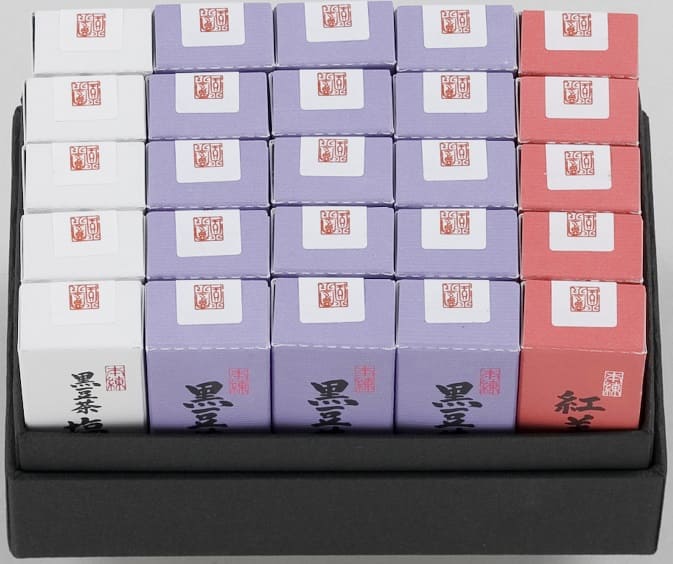 小形羊羹詰合せ 25本入り (黒豆茶羊羹15・黒豆茶塩羊羹5・紅羊羹5)の数量・のしを指定してのご購入画面へ移動します