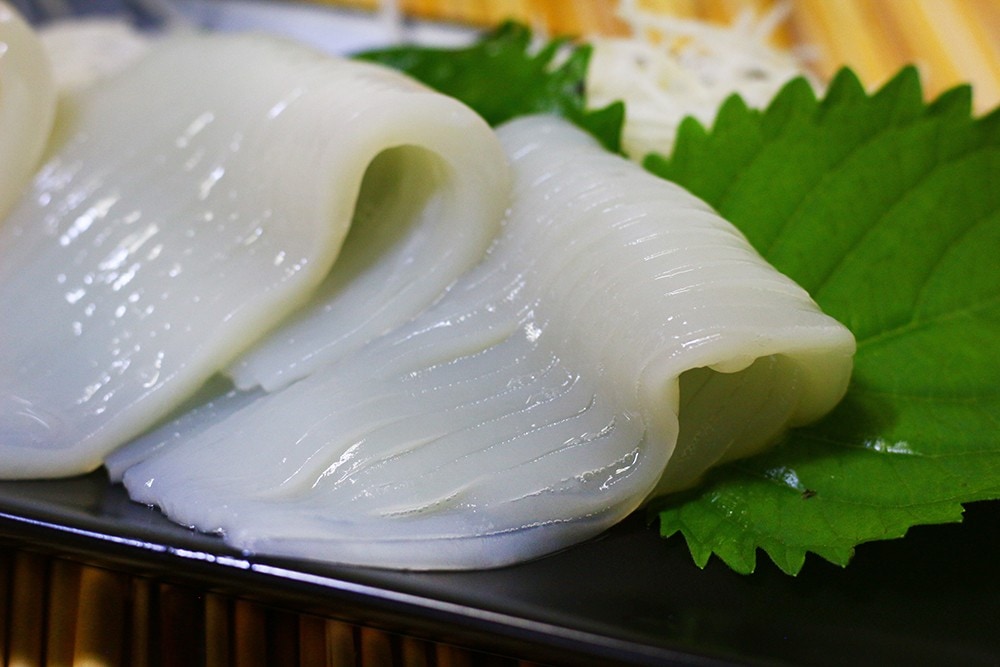 北海道産　やりいか刺身(姿/耳・足付・皮むき)　小(150g～)　(3D凍結)