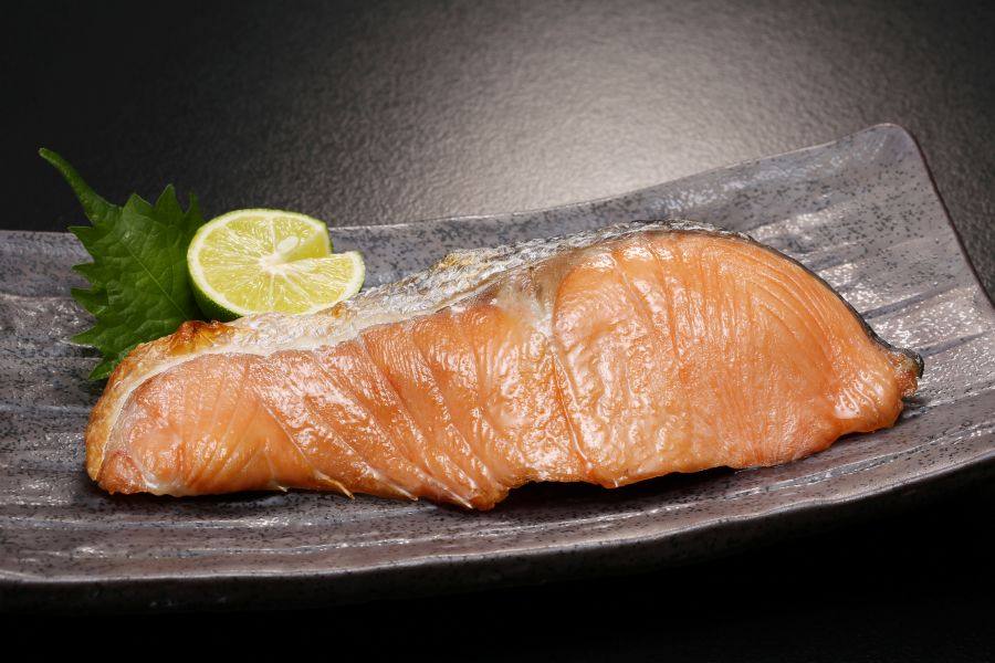 北海道産　吟の鮭(切身)　約70gx18切入(銀毛鮭山漬とは違います)　(ご贈答用箱)