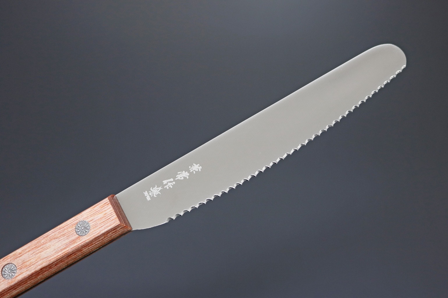 兼常作 波刃スプレッドナイフ  赤合板柄　専用ケース付き(KB-306)　【定形外普通郵便での発送/代引き不可】