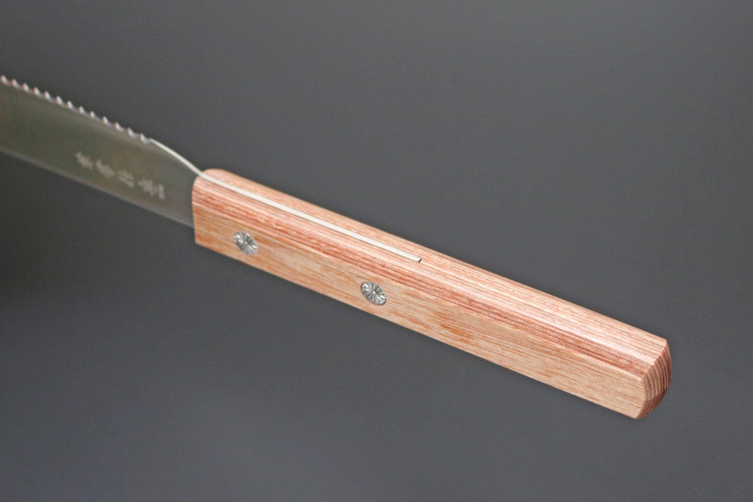 兼常作 波刃スプレッドナイフ  赤合板柄　専用ケース付き(KB-306)　【定形外普通郵便での発送/代引き不可】