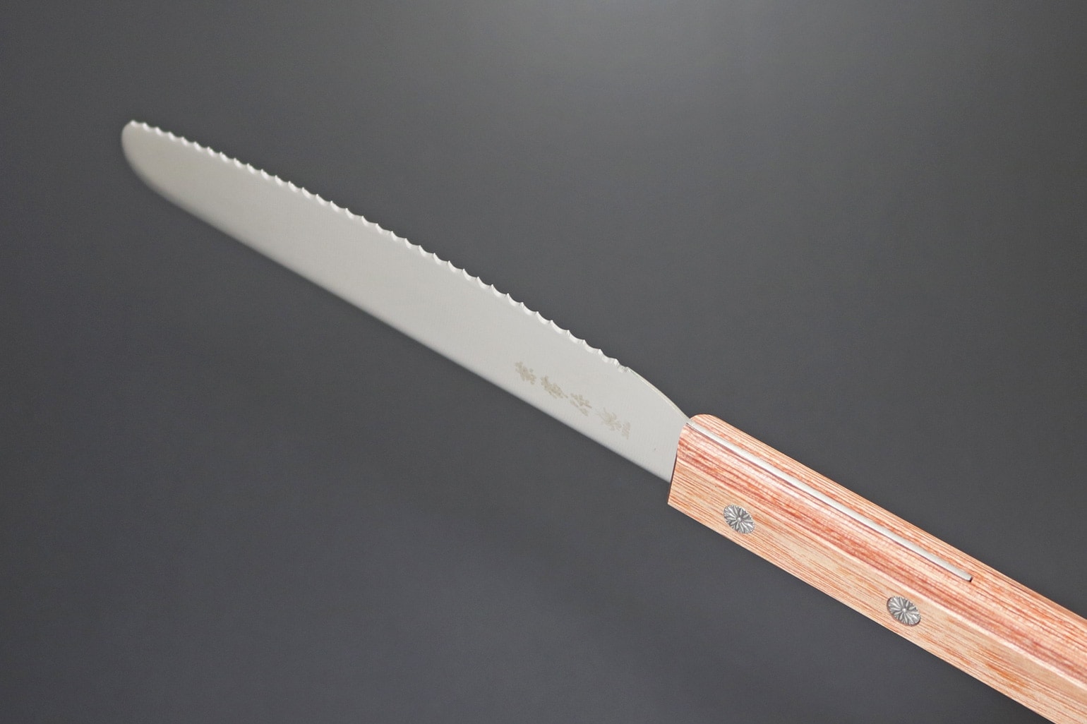 兼常作 波刃スプレッドナイフ  赤合板柄　専用ケース付き(KB-306)　【定形外普通郵便での発送/代引き不可】