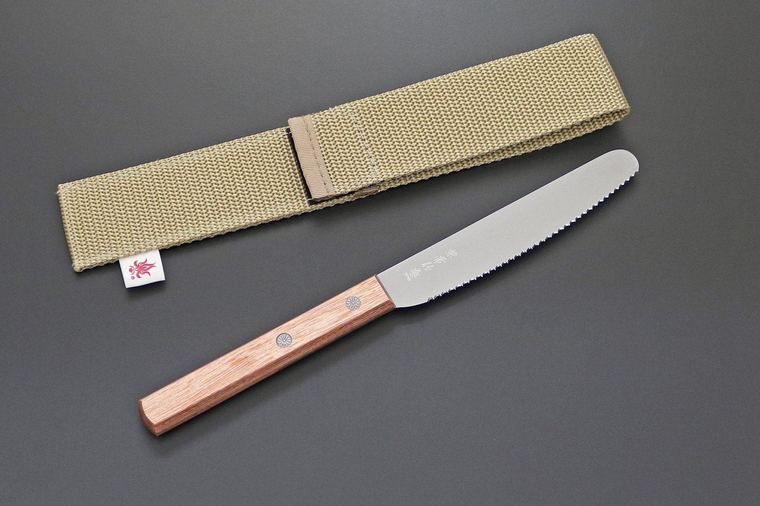 兼常作 波刃スプレッドナイフ  赤合板柄　専用ケース付き(KB-306)　【定形外普通郵便での発送/代引き不可】