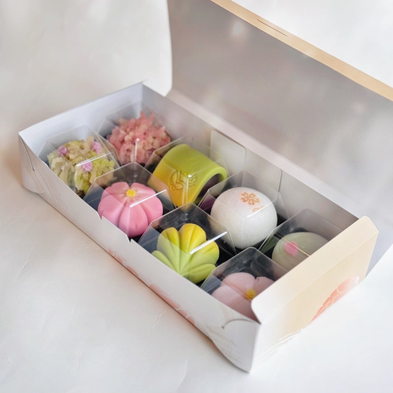 4月の上生菓子8入（簡易箱）