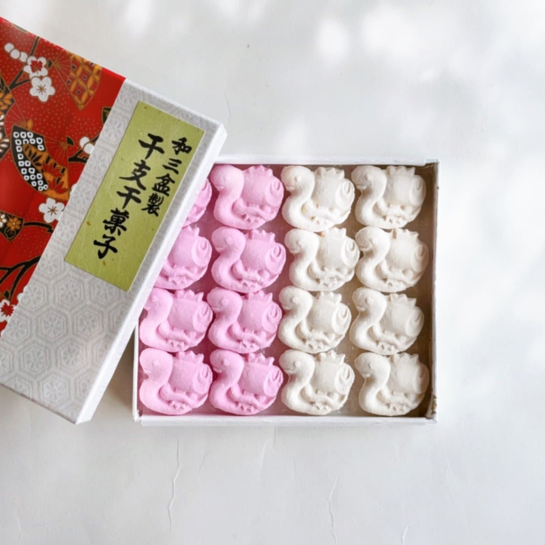 25冬-50  干支干菓子「巳」（16個・化粧箱入り）