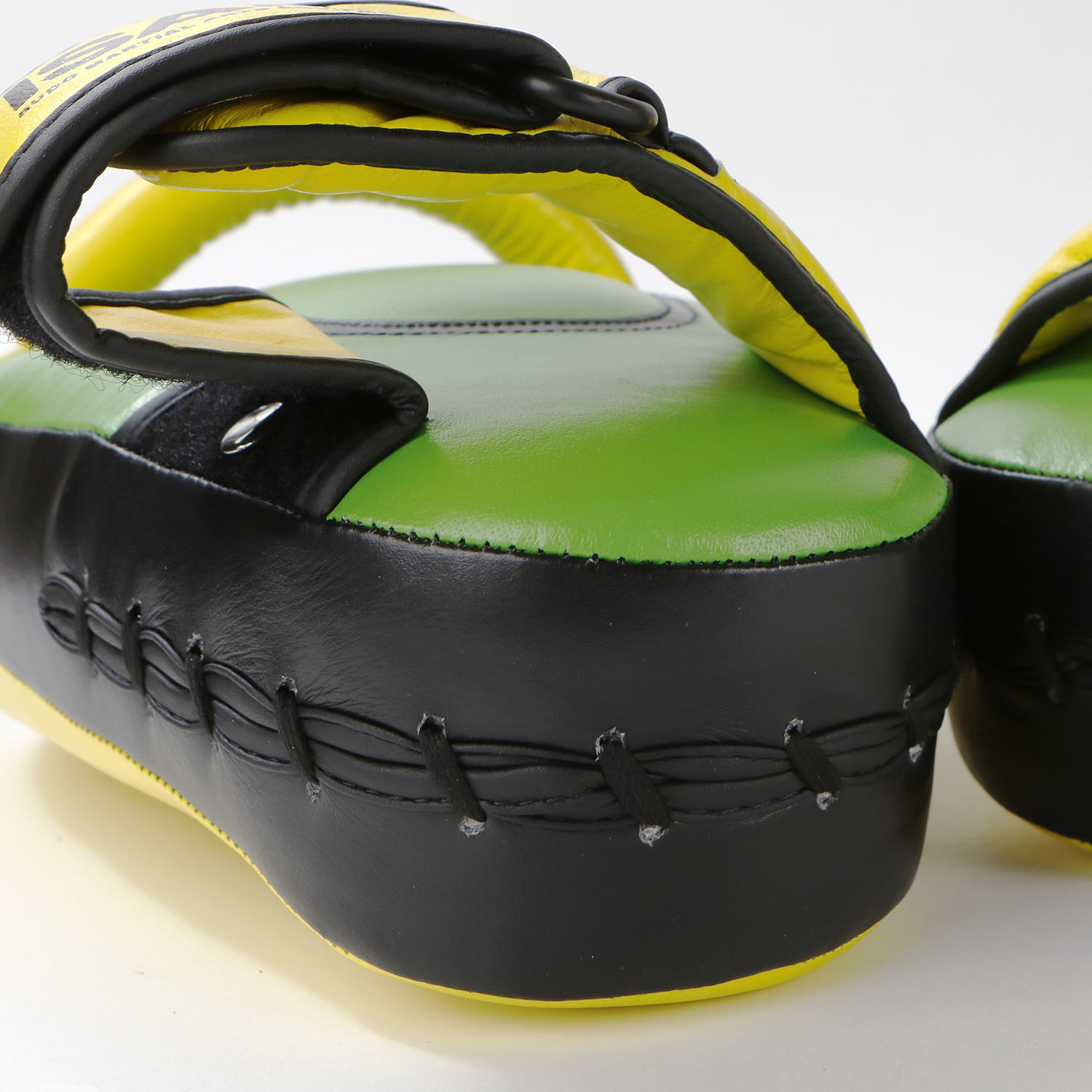 キックミットNS(2個1組) | 新商品 | karateisami(空手イサミ)|空手用品