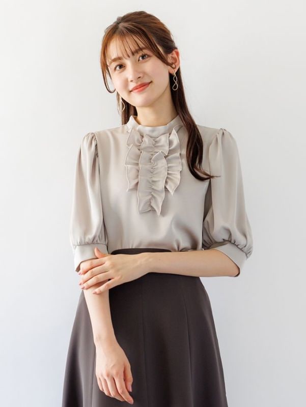サテン前フリルブラウス