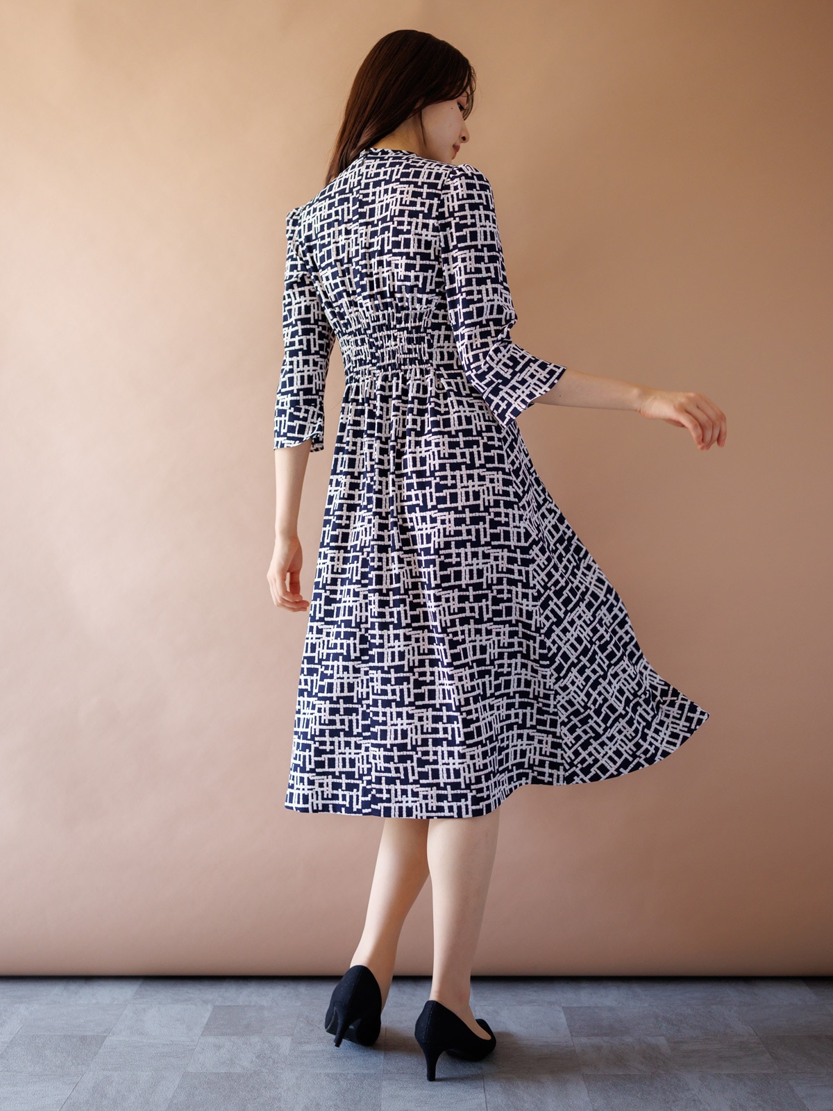 【国内発送】Karen Millen 幾何学プリントのフレアワンピース 50%OFF】幾何学プリントフレアー袖カシュクールワンピ