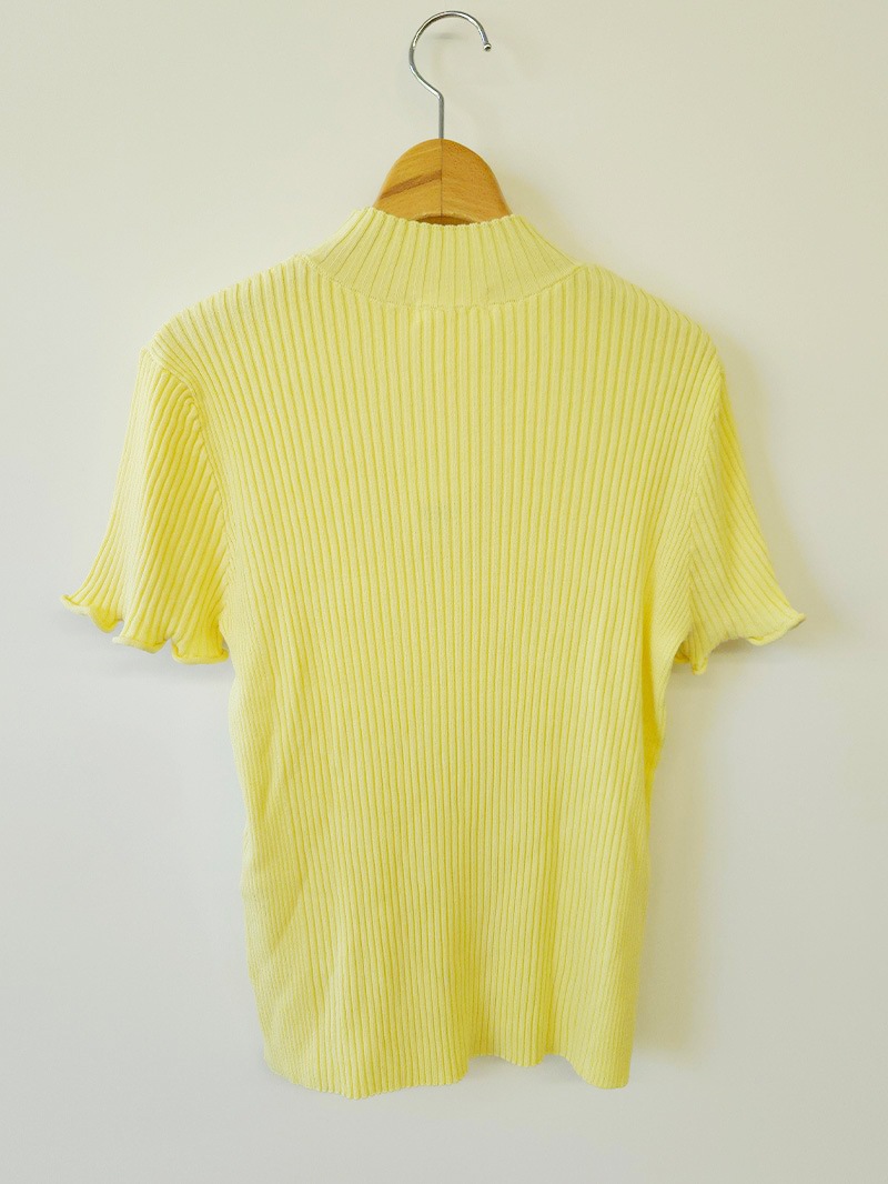 【65%OFF】袖口フリルハイネックニット