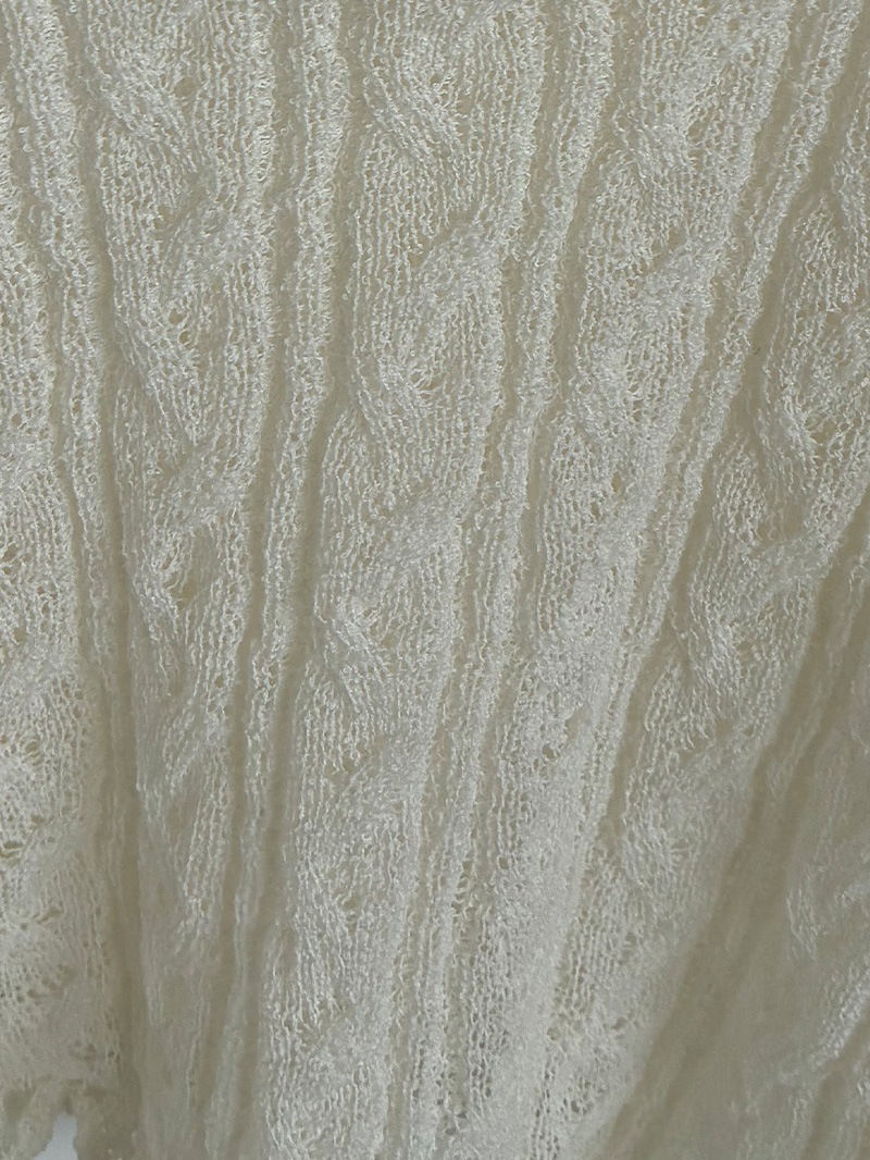 【20%OFF】ケーブル編み透かし丸首ニット
