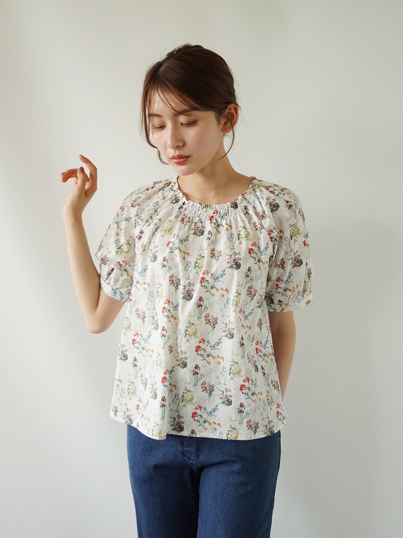 【30％OFF】花柄プリントシャーリングブラウス