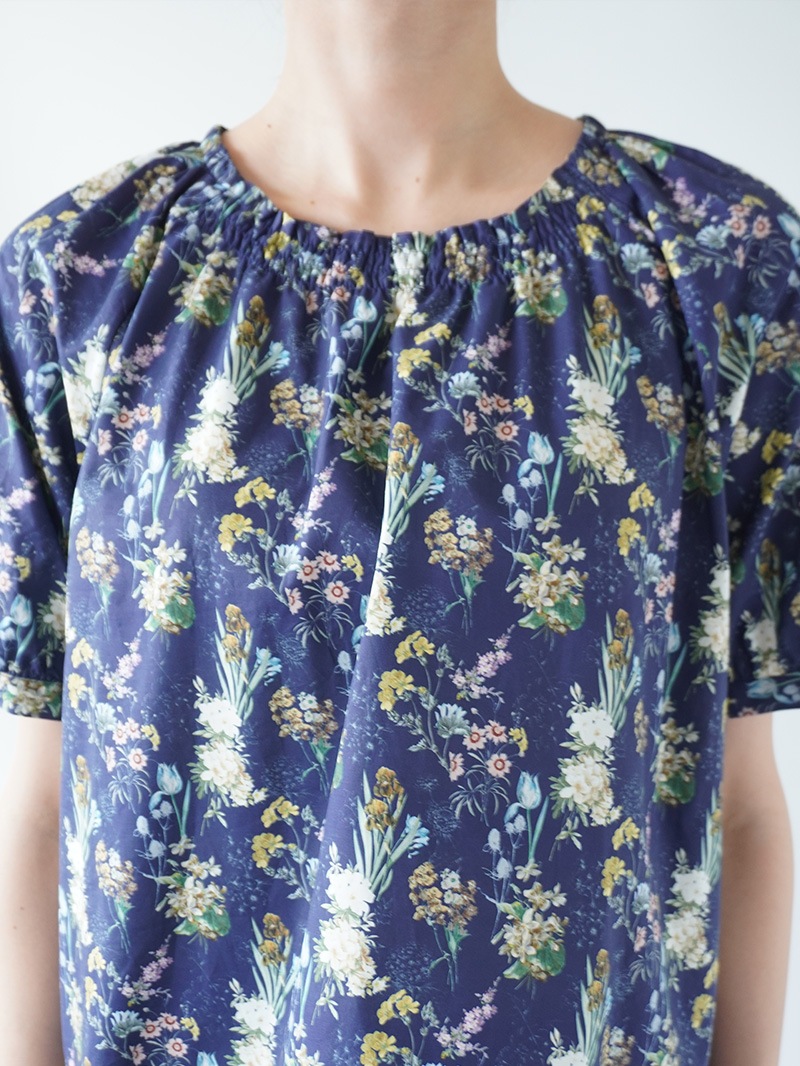 【30％OFF】花柄プリントシャーリングブラウス