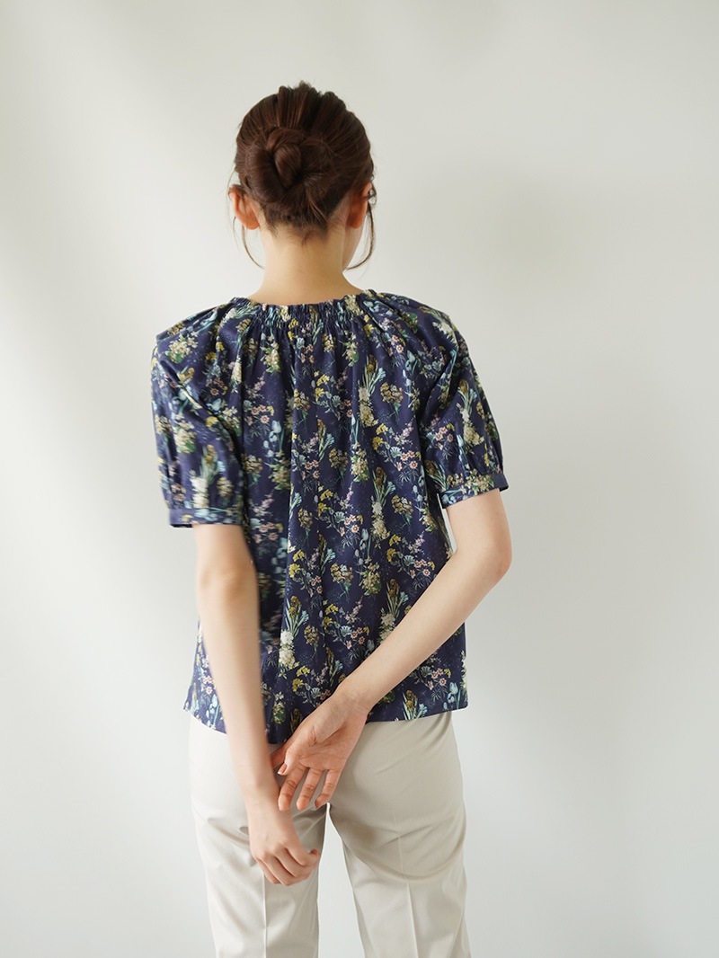 【30％OFF】花柄プリントシャーリングブラウス