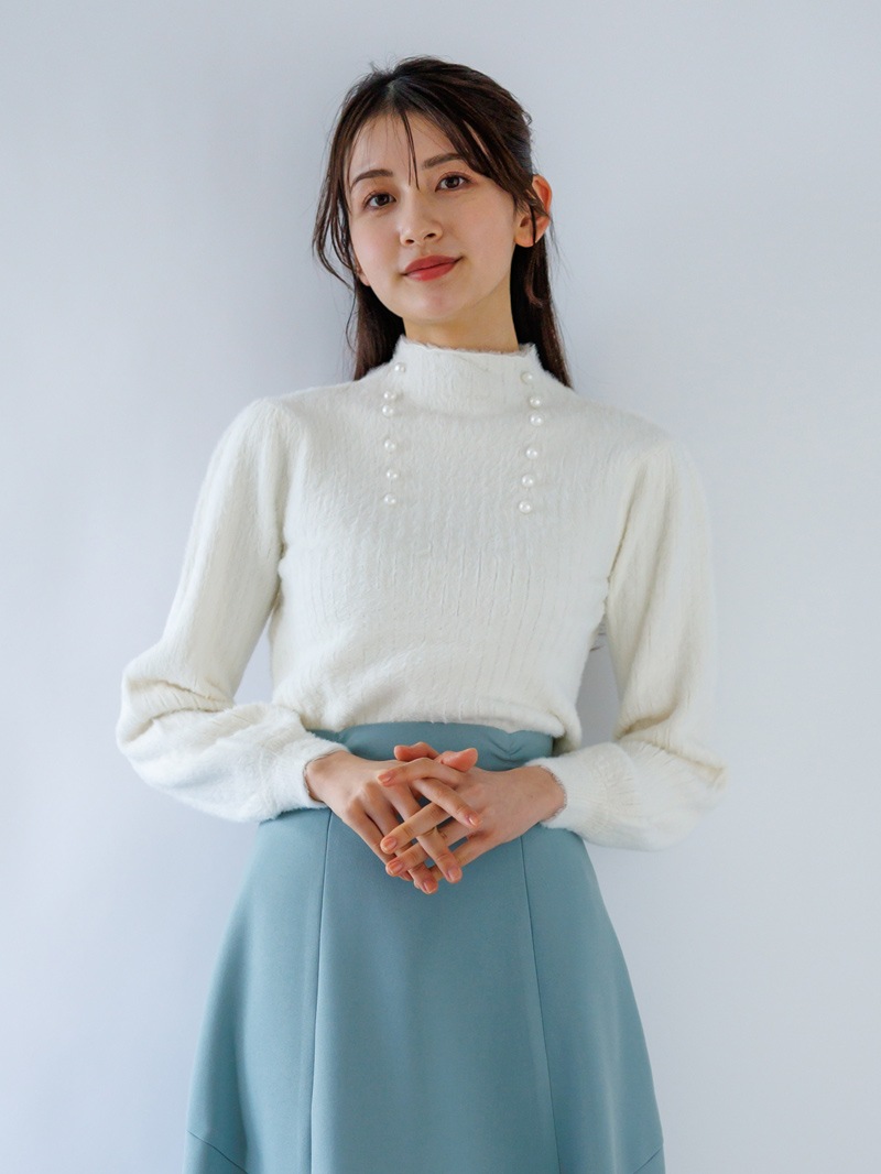 【50%OFF】ミンクライクファーパール釦付きリブハイネックニット