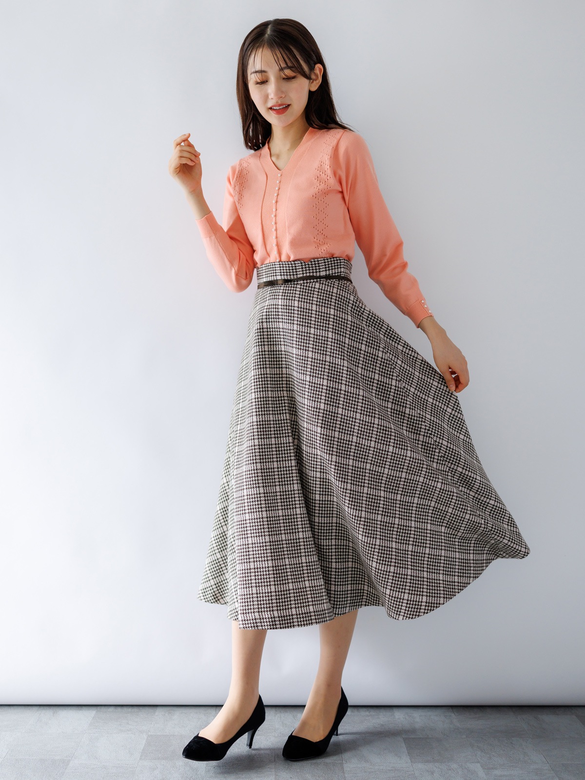 【70％OFF】前立てパール付Vネックニット