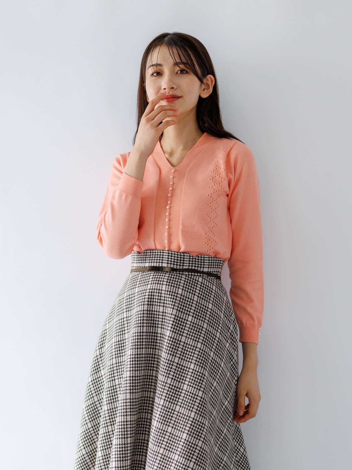 【70％OFF】前立てパール付Vネックニット